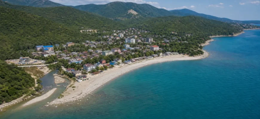 Бухта Архипо-Осиповки, галечный пляж и зелёные предгорья