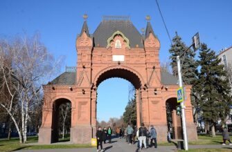 Александровская триумфальная арка на Красной улице в Краснодаре