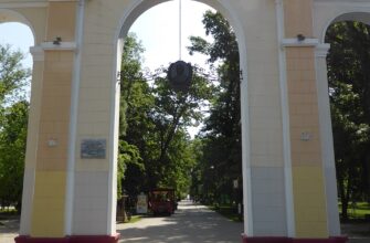 Главный вход в Чистяковскую рощу в Краснодаре