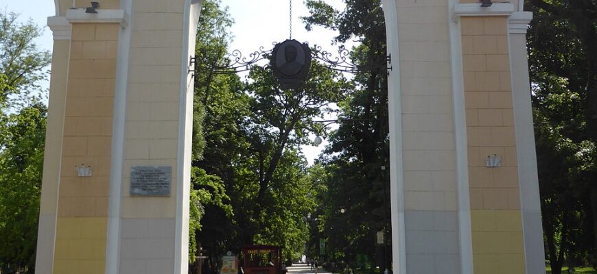 Главный вход в Чистяковскую рощу в Краснодаре