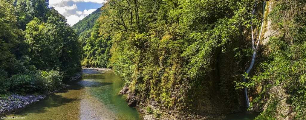 Река Сочи в районе впадения Безуменки у водопада