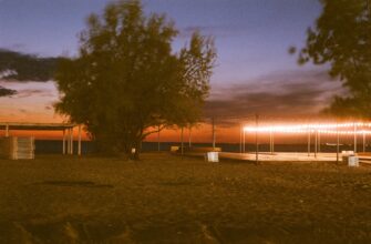 Пляж в центре Анапы и огни у моря после заката