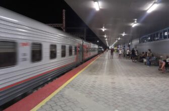 Пассажирский поезд у платформы железнодорожного вокзала Анапы