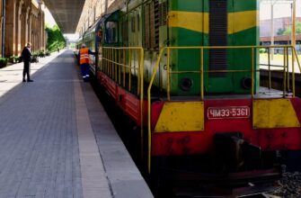 Пассажирский поезд и проводники на железнодорожном вокзале Еревана