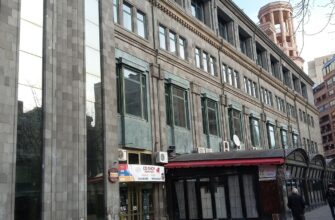 Историческая застройка улицы Абовяна в центральном Ереване