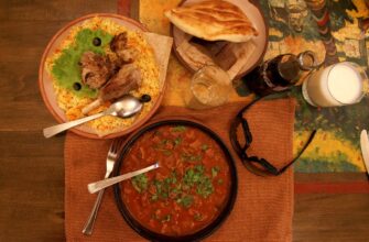 Мясные блюда и закуски армянской кухни на столе в Ереване