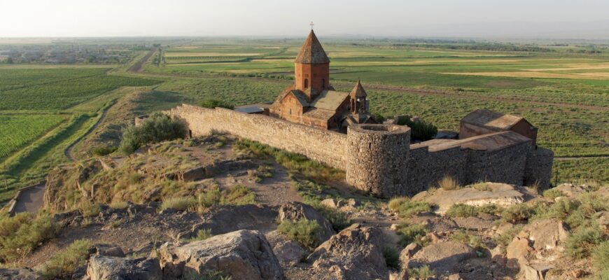 Монастырь Хор-Вирап среди полей Араратской равнины