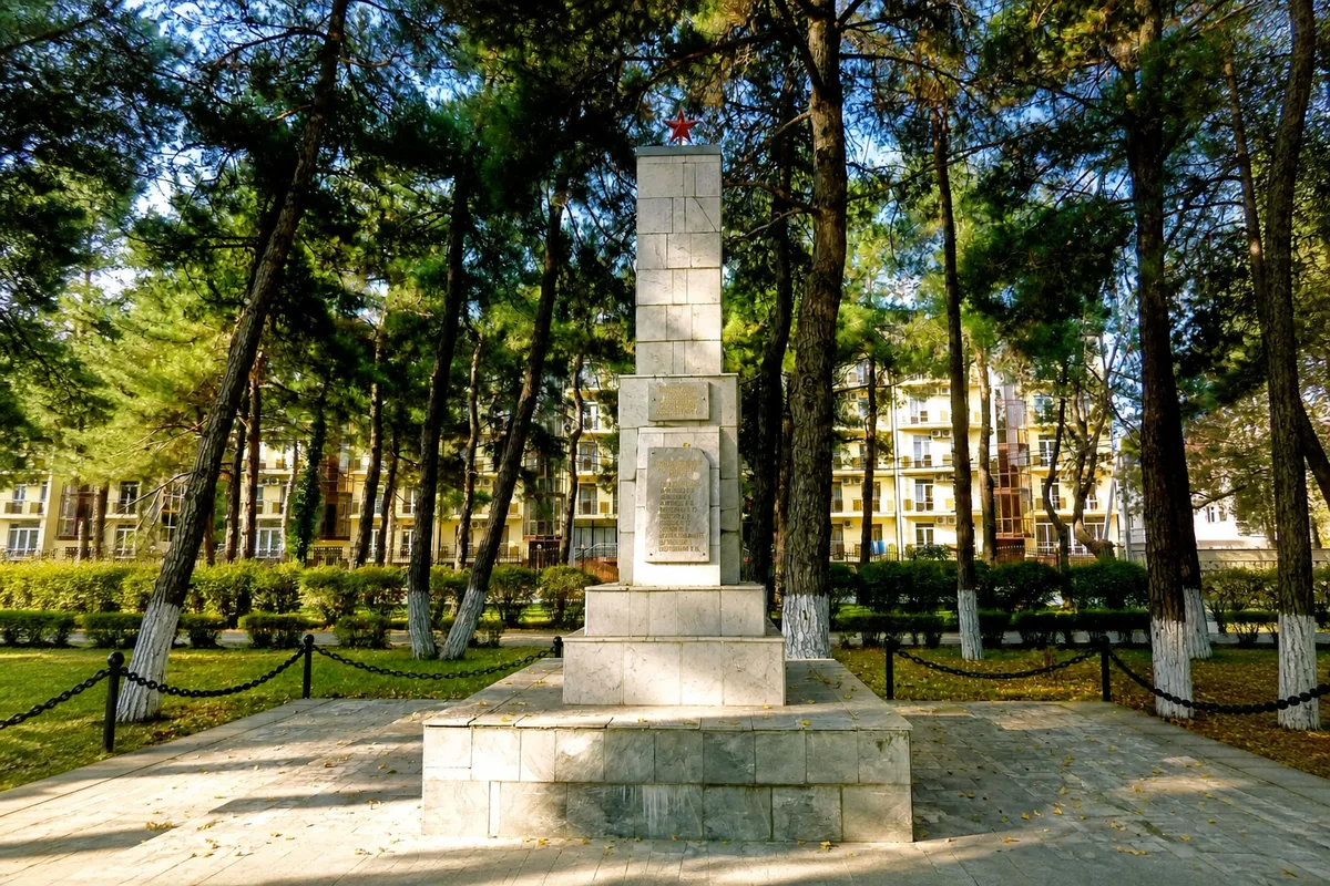 Памятник защитникам Отечества в сосновом сквере Дивноморского