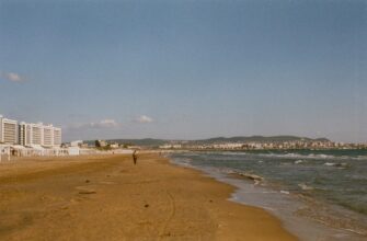 Песчаный морской пляж Нижнего Джемете с видом в сторону Анапы