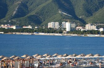 Вид через Геленджикскую бухту на город и горы с Толстого мыса
