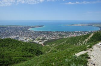 Панорамный вид на Геленджик и бухту с горы