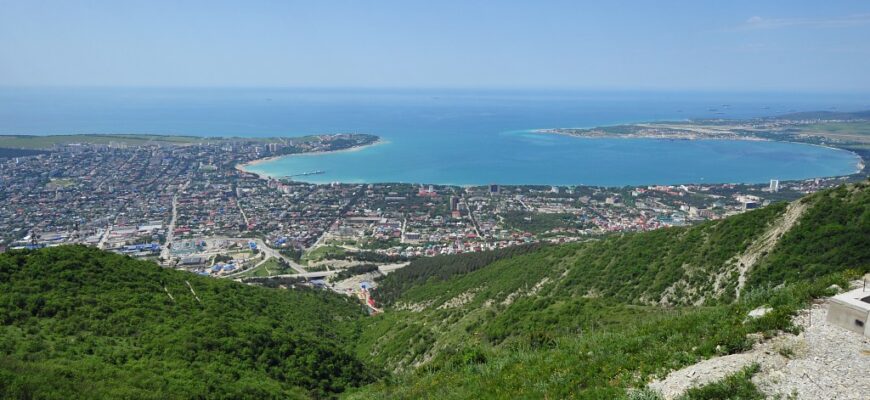 Панорамный вид на Геленджик и бухту с горы