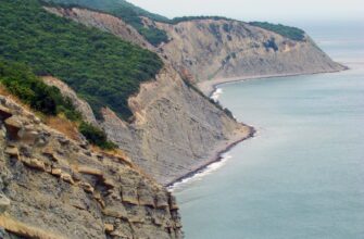 Скалистый галечный берег Чёрного моря у Широкой Балки Новороссийска