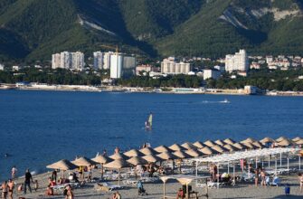 Галечный пляж и зона отдыха на Толстом мысу в Геленджике