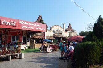 Кафе, торговые павильоны и отдыхающие в курортной зоне Витязево