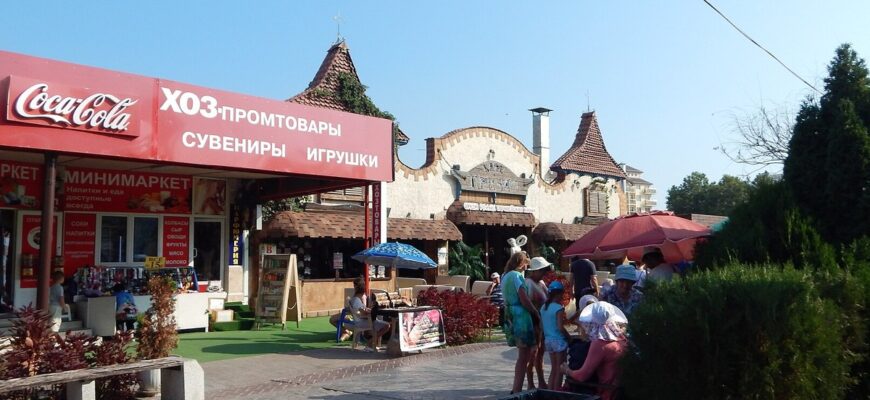 Кафе, торговые павильоны и отдыхающие в курортной зоне Витязево