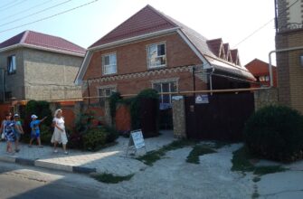 Гостевые дома и отдыхающие на улице курортного села Витязево